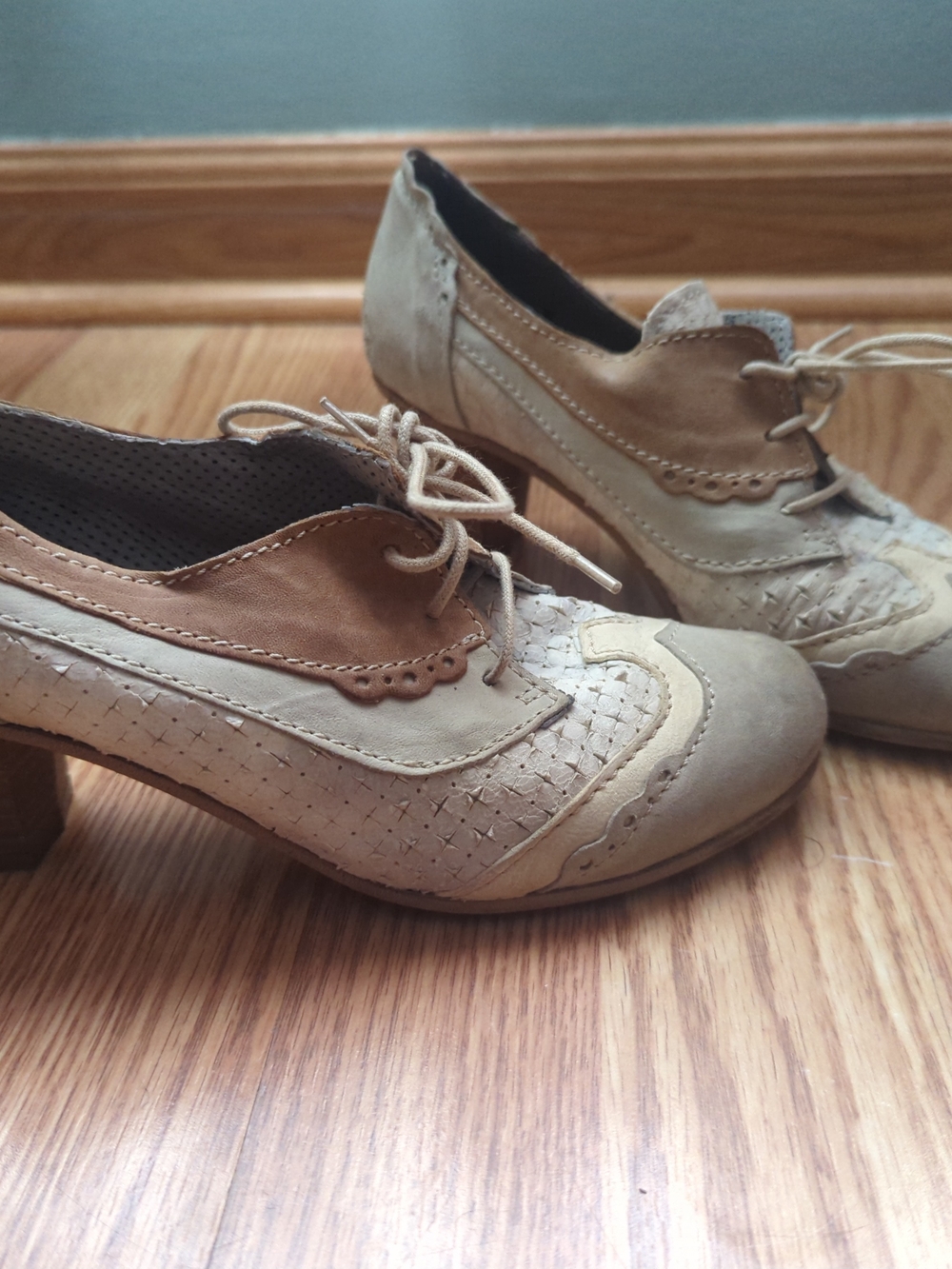 Women’s Two-Tone Beige Lace-Up Oxford Heels